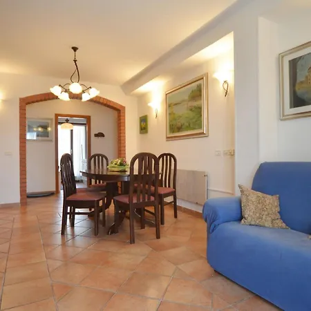 Two Bedroom With Balcony And Sea View 아파트 로비니