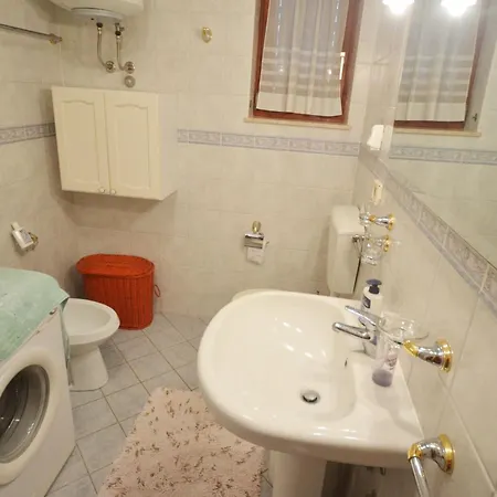 Two Bedroom With Balcony And Sea View 아파트 *