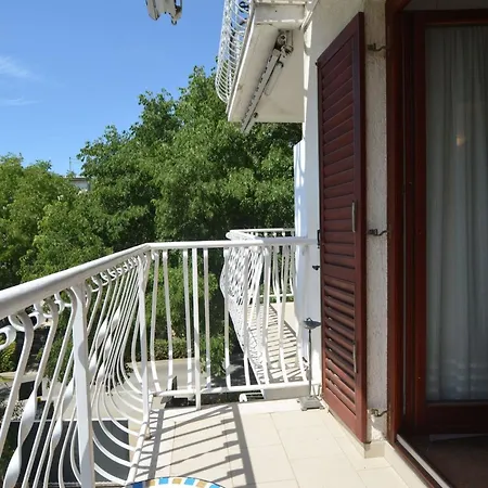 Two Bedroom With Balcony And Sea View *