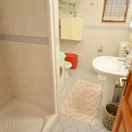 Two Bedroom With Balcony And Sea View * 로비니