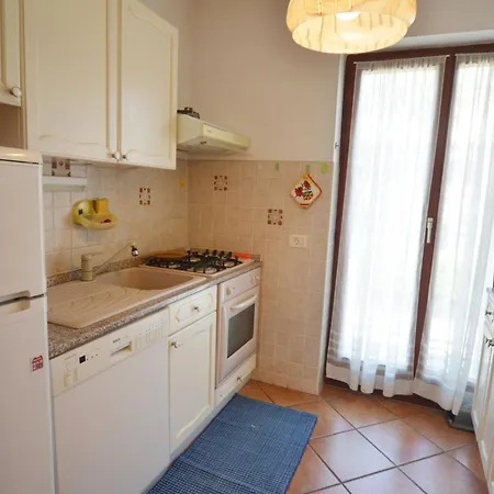 Two Bedroom With Balcony And Sea View * 로비니