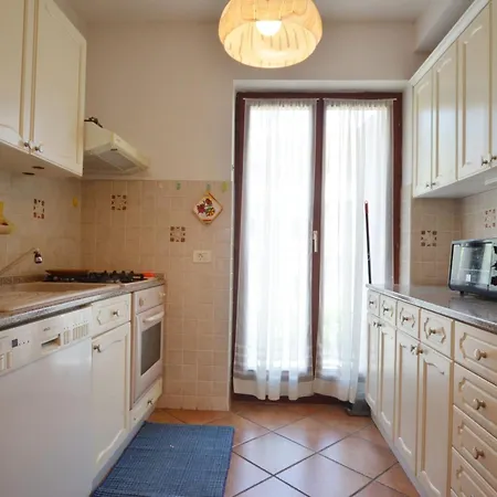 Two Bedroom With Balcony And Sea View 아파트 로비니