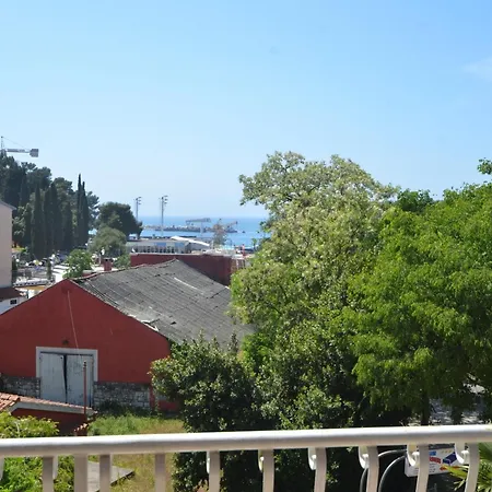 Two Bedroom With Balcony And Sea View 아파트 로비니